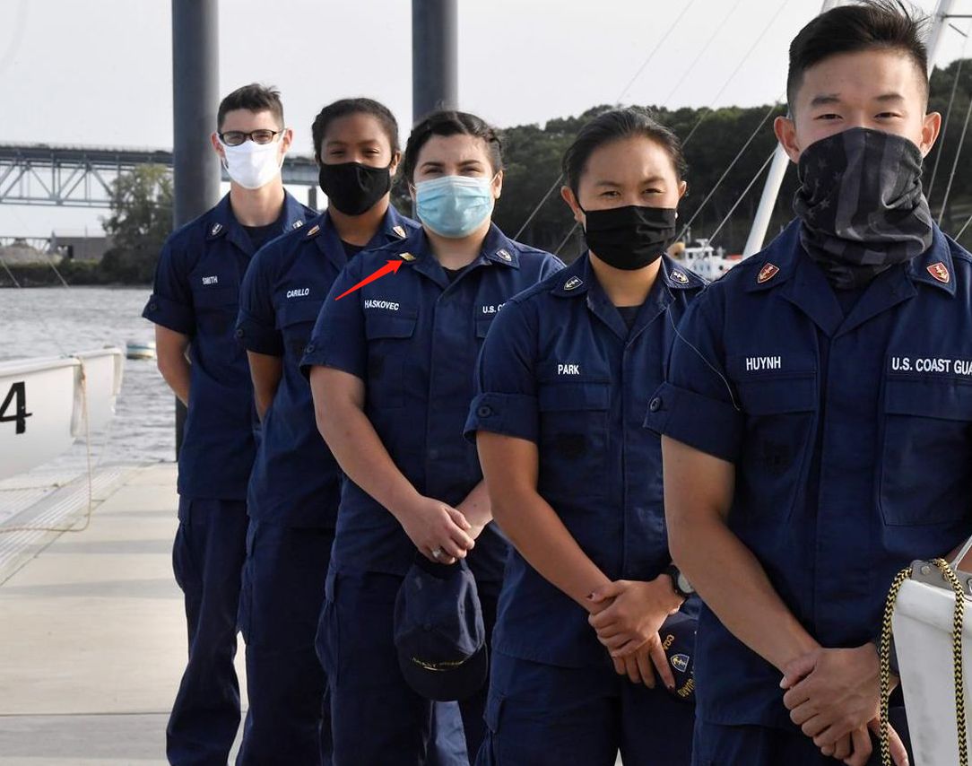 美國軍校學員等級森嚴,在制服和軍銜上有所體現,比如海岸警衛隊