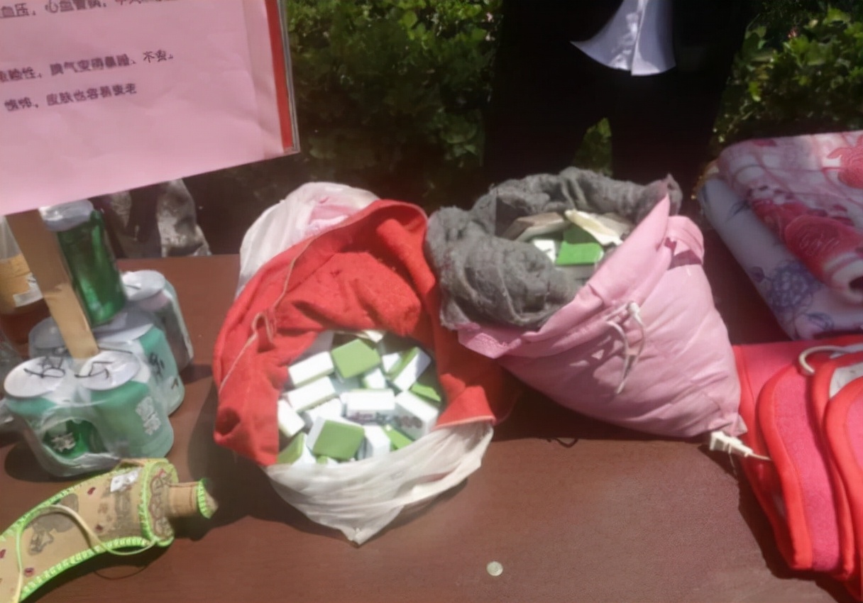 大学寝室“违禁品”大公开，各类物品五花八门，网友感慨真会玩