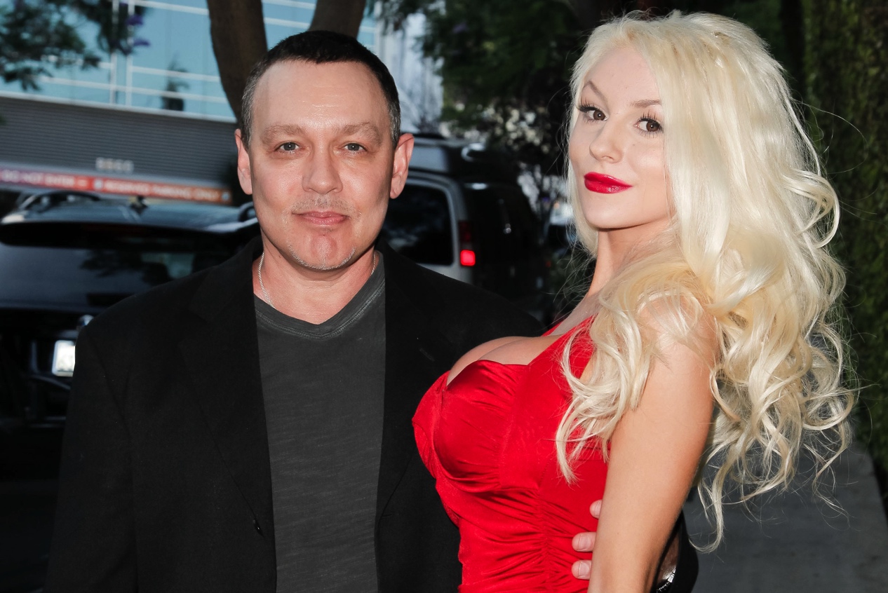 16岁少女嫁51岁恋童演员，节目被逼秀胸遭网暴骂“荡妇”