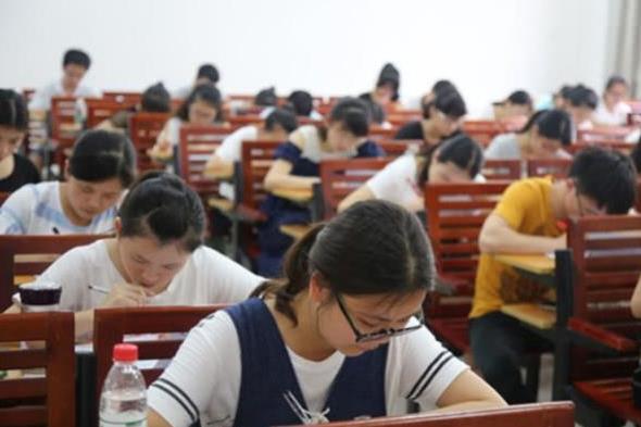 北大数学天才韦东奕又火了，每月生活费仅300，板书堪称视觉盛宴