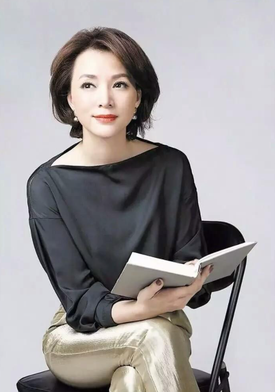 “央视一姐”董卿：连续主持13届春晚，却因赴美生子惨遭网友痛骂