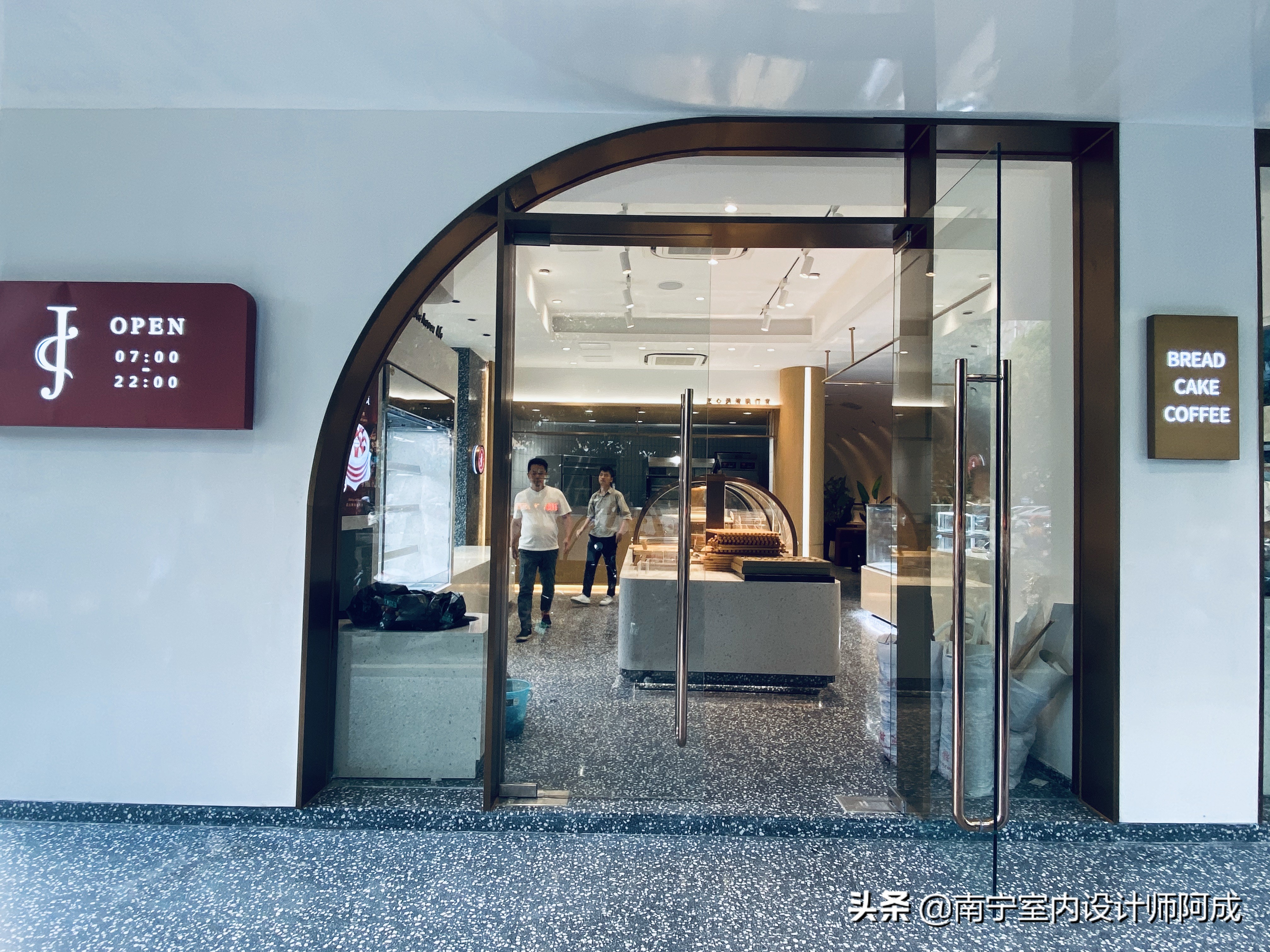 如果你有个异形结构店面，你会如何规划设计丨看看这家蛋糕店实景