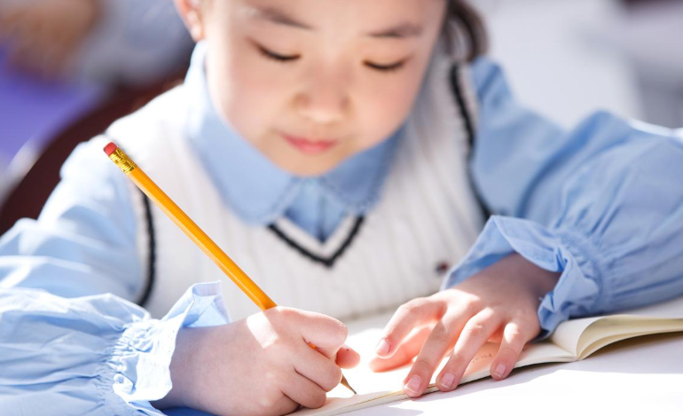 中小学生“奶酪字体”盛行，老师却并不喜欢，看见会扣卷面分