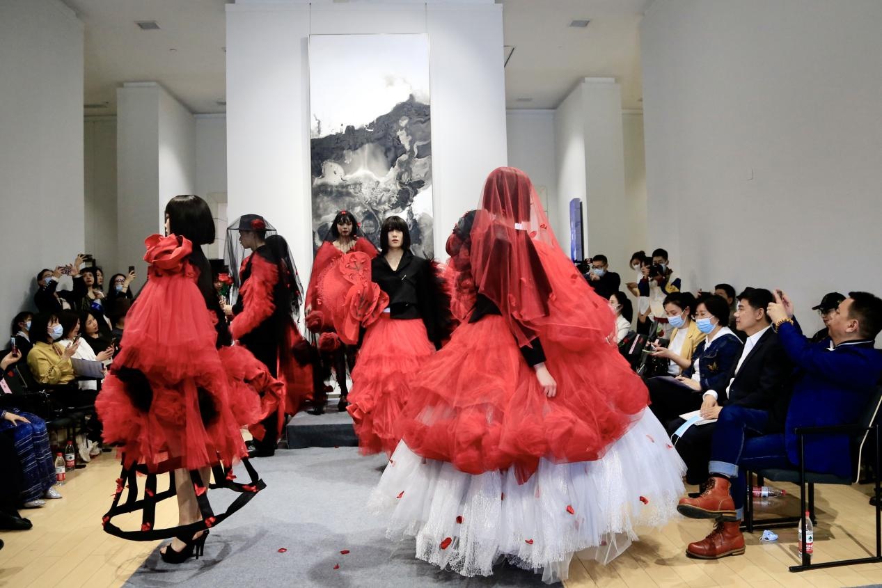 “最美美术馆”遇见“最美服装秀”江汉大学STYLE SHOW项目式教学成果展首秀圆满举行