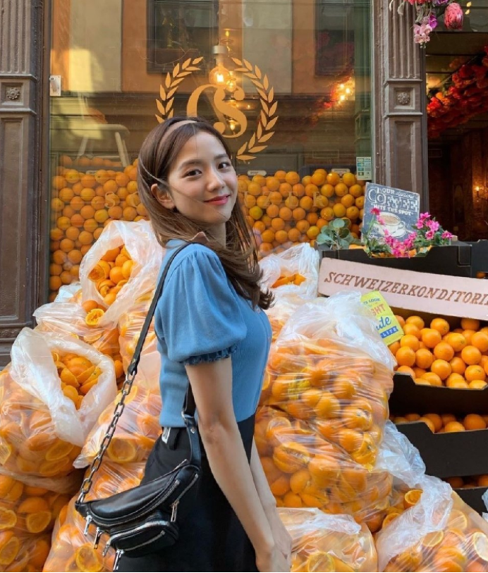 一束芍药花图片(金智秀气质拿捏得真好,捧着一束红芍药花,像个高级花