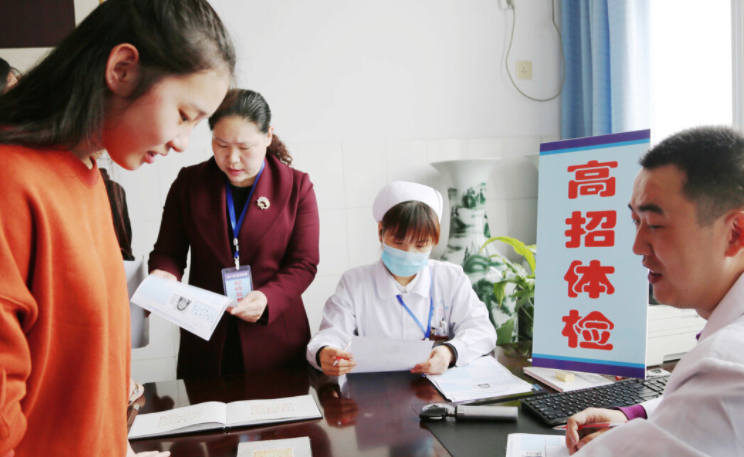 高考体检需要“全部脱光”？学生被吓成表情包，上演大型翻车现场