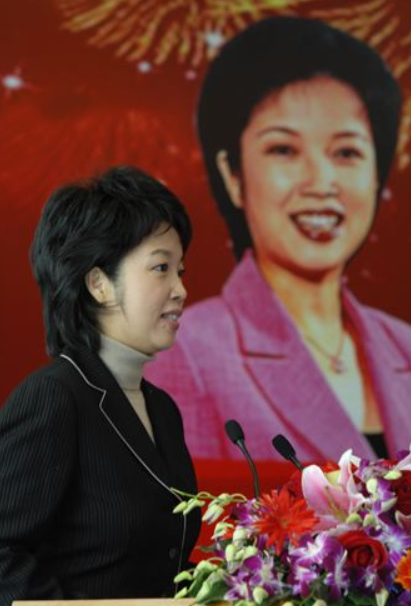 央视主持黄薇:一把屎一把尿伺候瘫痪父亲11年,揭上亿中年人辛酸