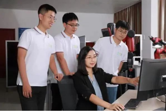 郑州大学“美女院长”，28岁任职副教授，网友：美貌与智慧并存