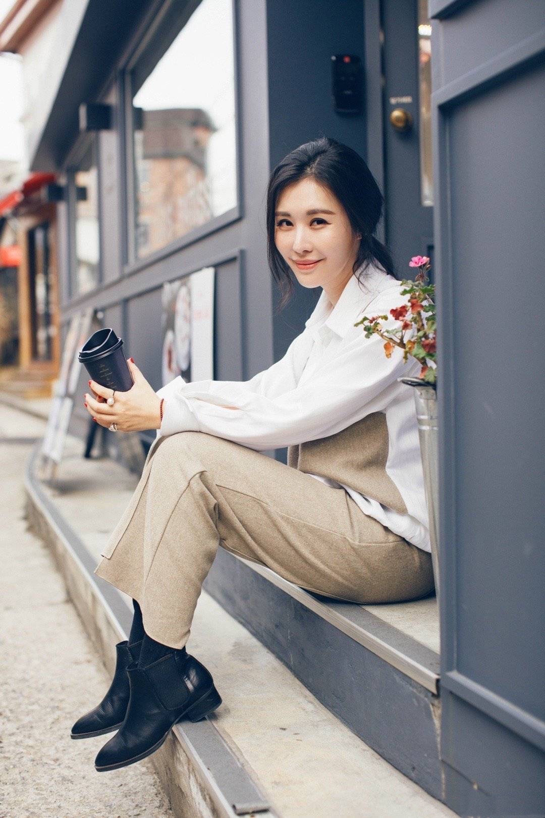 田朴珺的魔鬼身材真迷人,一字肩高衩礼裙明艳霸气,王石娶到宝了