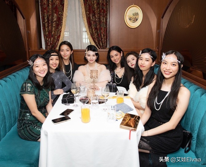邱淑贞女儿罕见晒生活近照，穿背带裙，才22岁曲线感跟妈不分伯仲