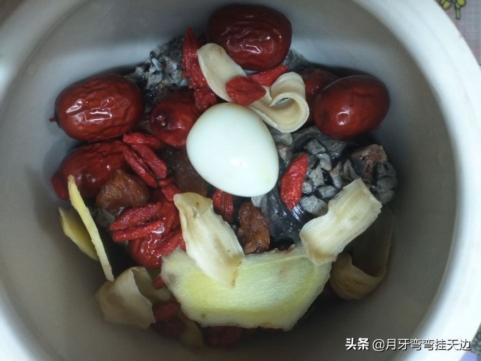 乌鸡炖汤这样做，汤色清亮补而不燥，做法简单，老人小孩特别爱喝