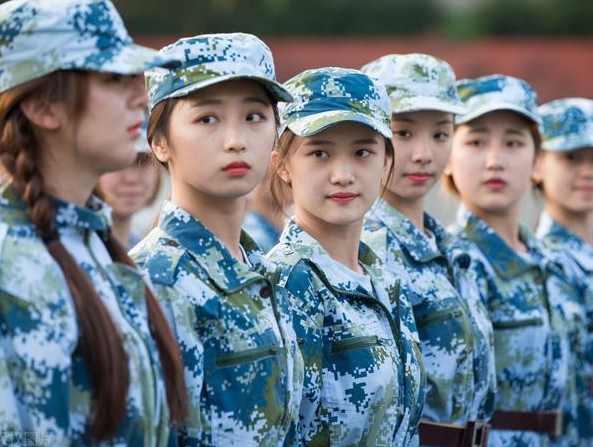 大学军训与高中军训有何不同，学生应提前了解，尤其女生做好准备
