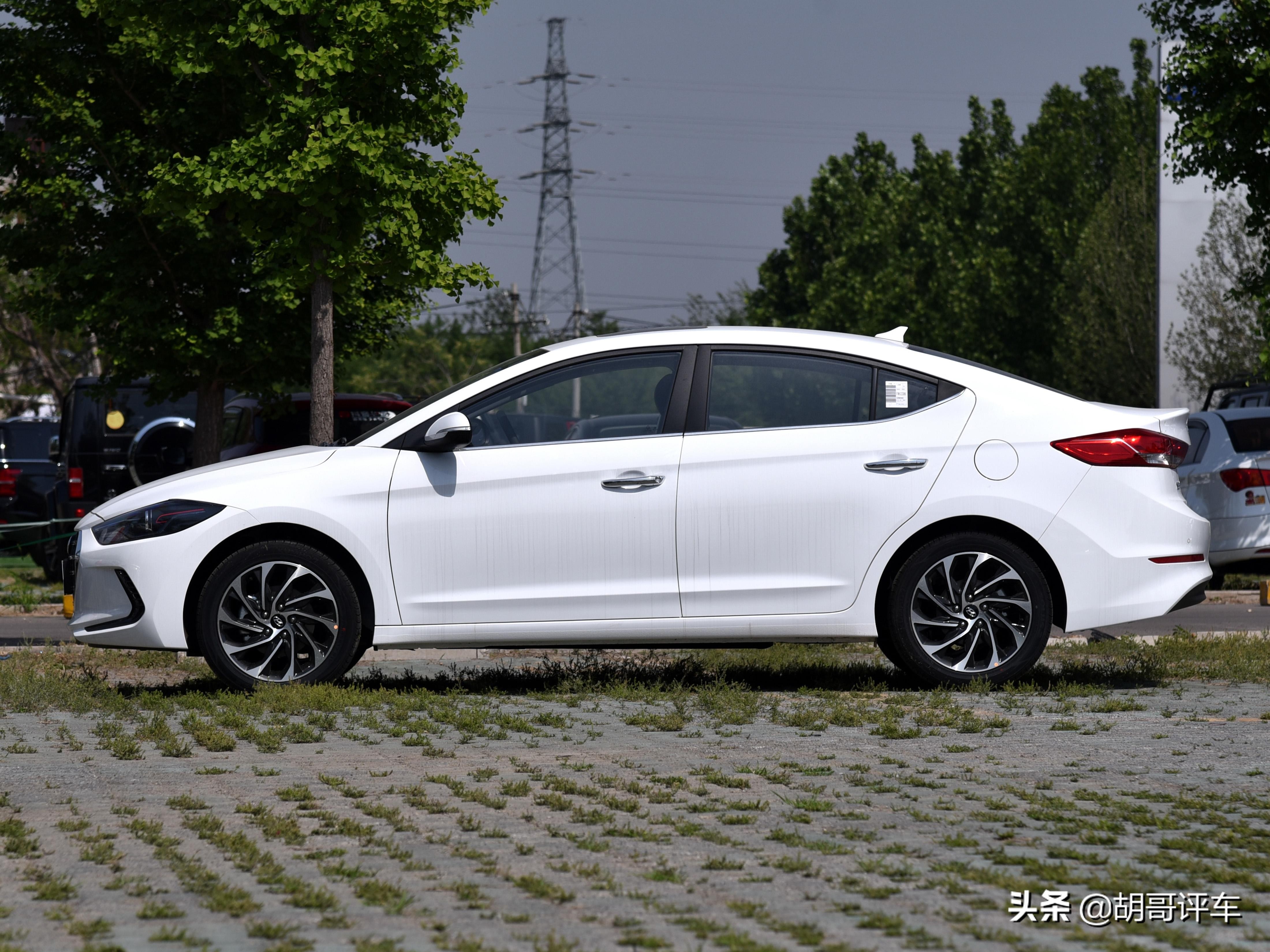 顶配不到15万质量很稳定,外观内饰还挺显贵的,实拍现代领动