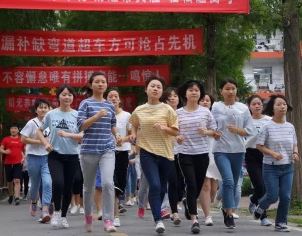 高考工厂遭遇滑铁卢，1万考生里只有1人考上清华，毛坦厂咋了？