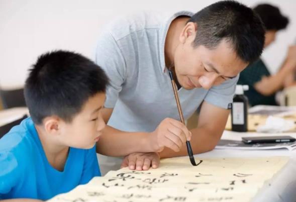 中传校花冯琳因领诵走红，不仅人长得漂亮，写的字体也备受欢迎