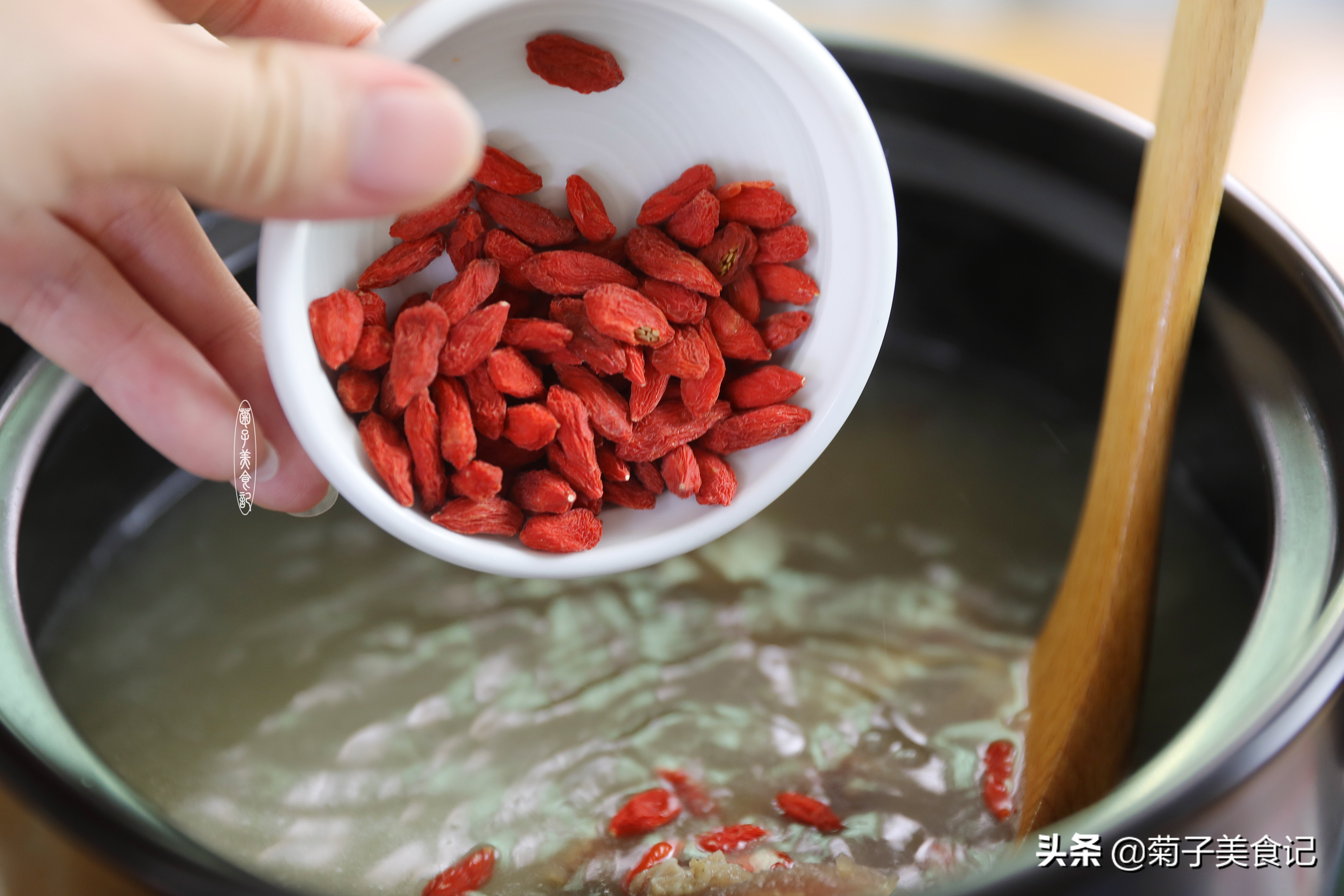 46块钱一斤的牛排骨，买了两斤炖一锅汤，菜色清亮，全家都爱喝