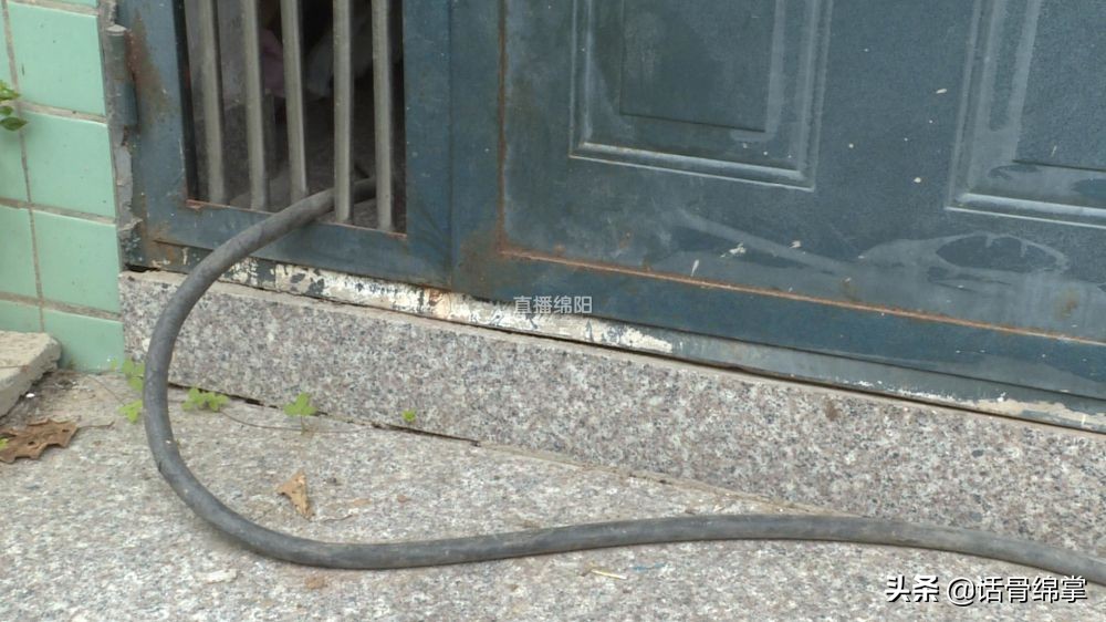 雅苑不“雅”：主电缆裸露地面 安全隐患大