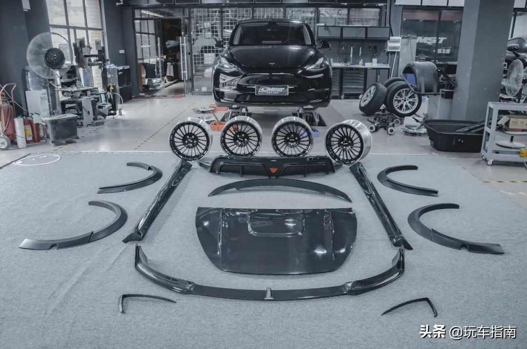 特斯拉Model Y全面改装，碳纤维宽体钻石绿变色膜回头率爆棚