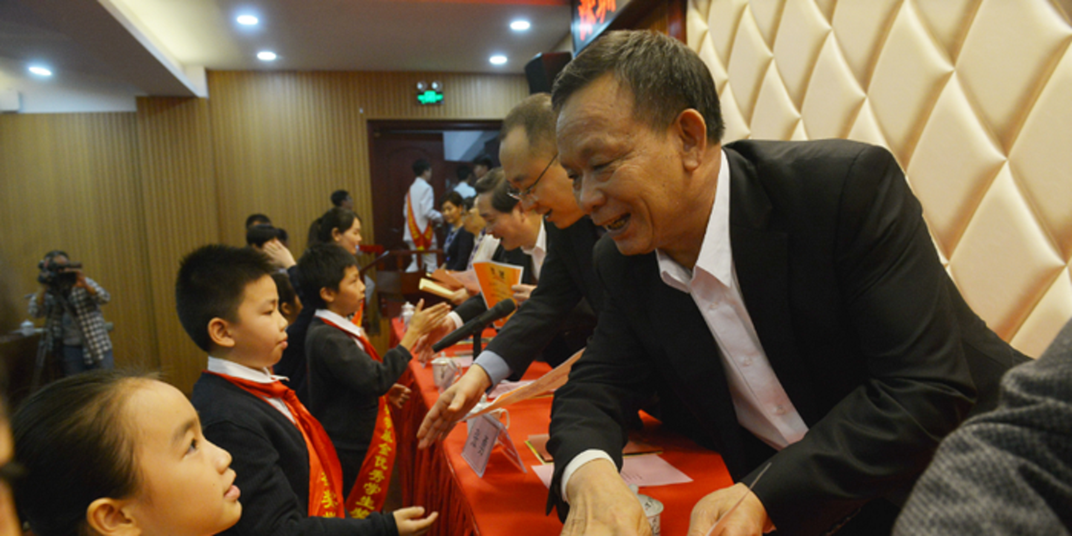 68岁石狮老人十年捐款超过10亿元，也有人叫他“玻璃大王”