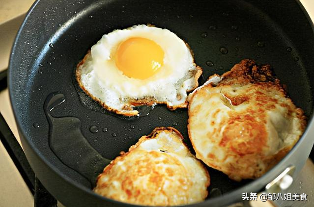 煎荷包蛋有窍门，牢记“2点”，鸡蛋完整不散，一点不粘锅