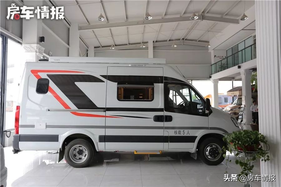 宇通依维柯B型房车2+3式布局，超大天窗，内饰豪华，适合3口之家