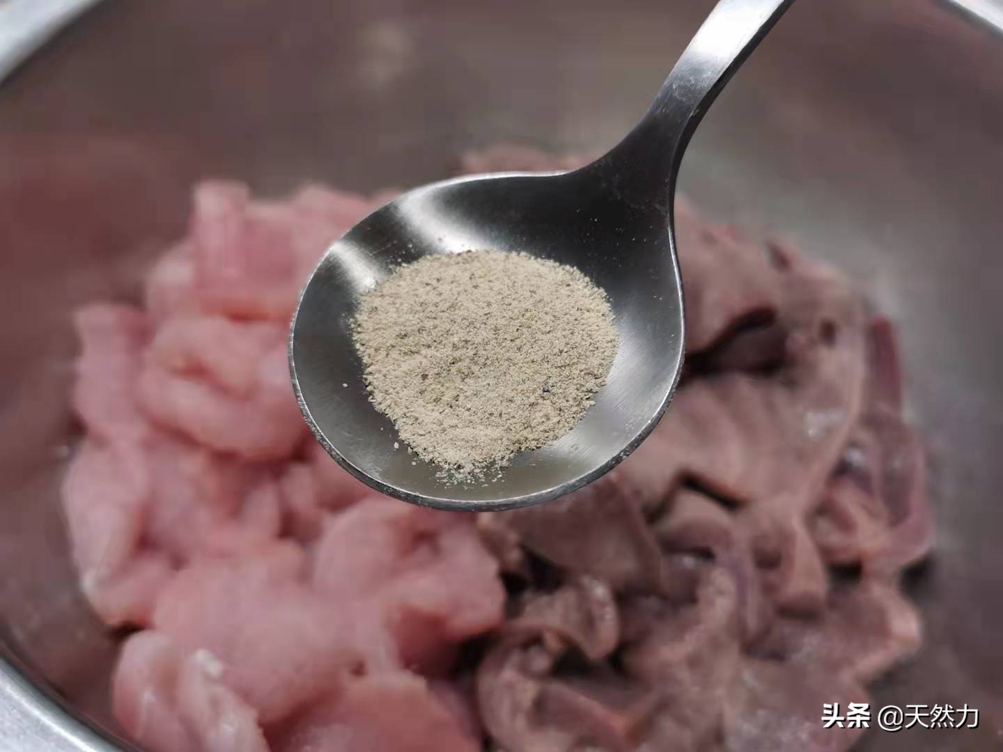 猪肝汤怎么做才好喝？掌握正确的方法，汤体清澈，猪肝滑嫩无腥味