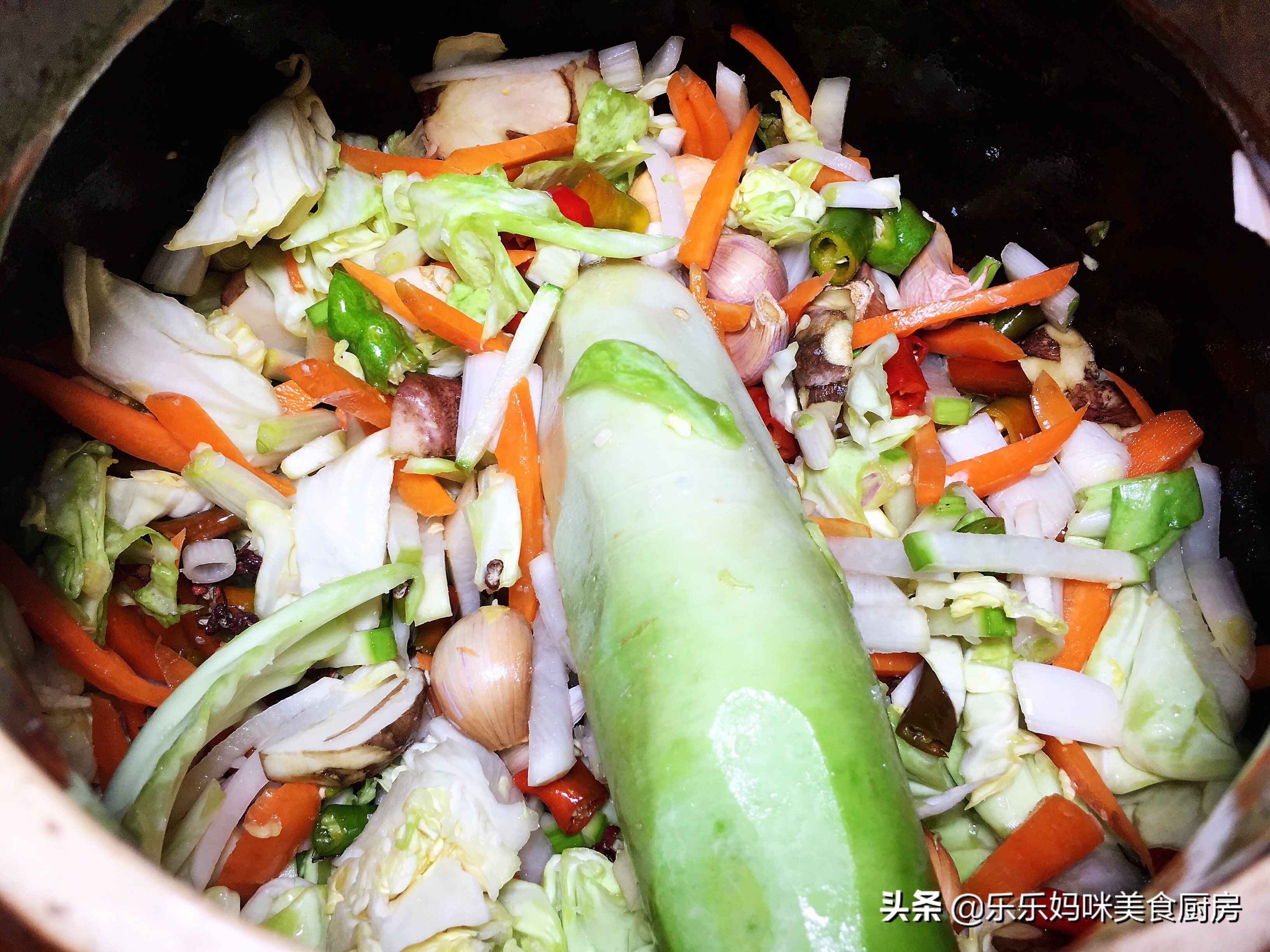 每年秋季，妈妈都用这方法腌咸菜，7种食材腌1瓮，够吃一冬