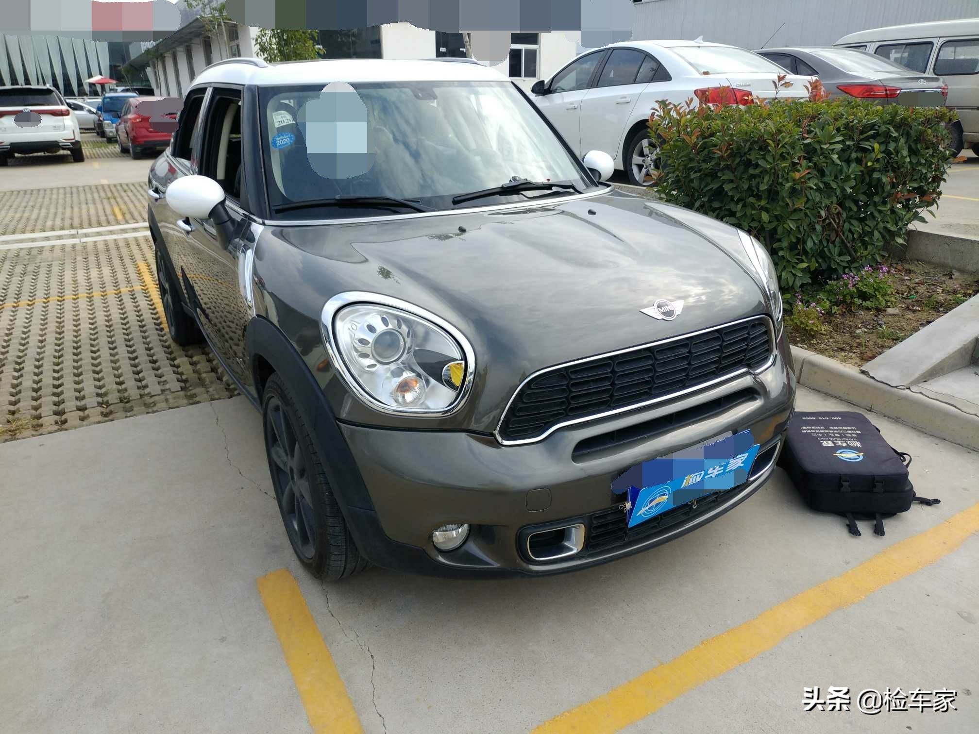 报价12万的宝马MINI，举起底盘吓一跳，一部件托底变形