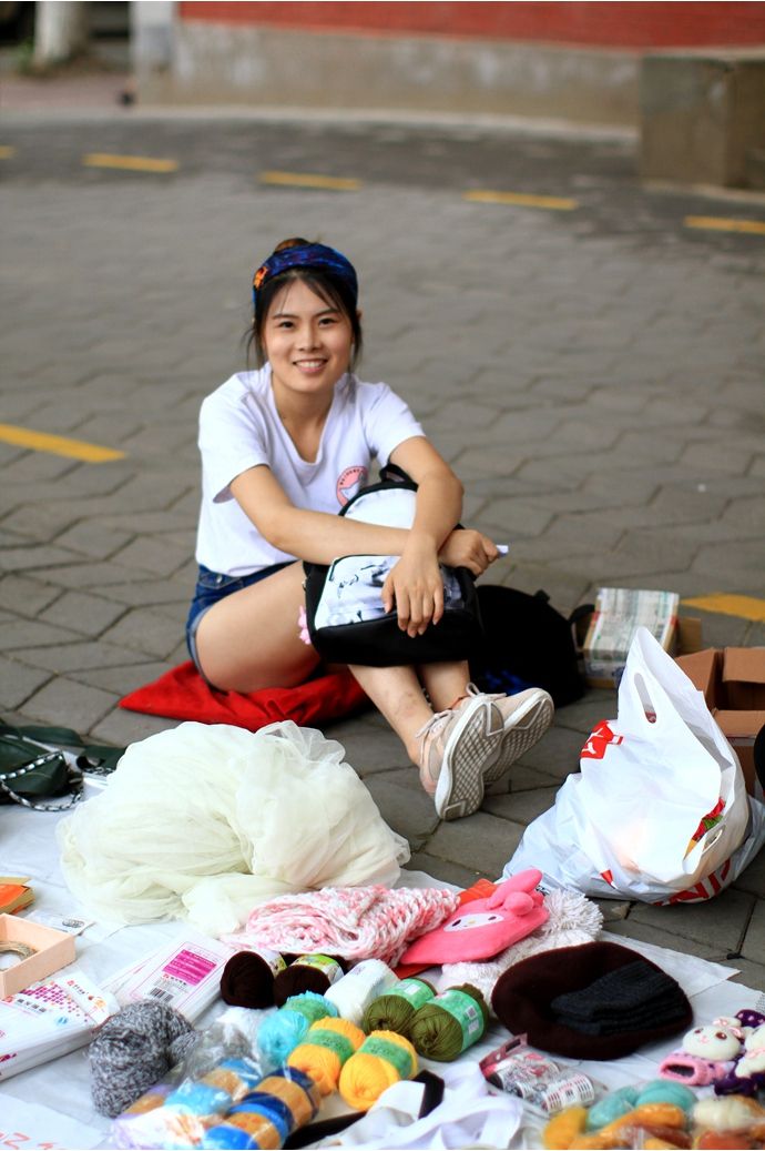 摆摊证办了没？城管喊您来摆摊