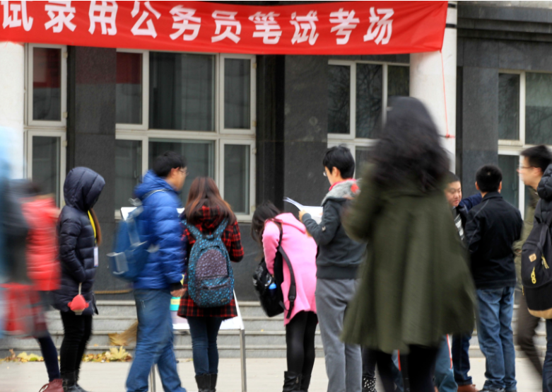 农村大学生后悔上大学（女教师考上农村编制）
