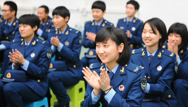 大学毕业生当兵，学龄不算军龄，兵龄满12年需要晋升四级军士长