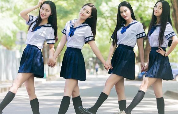 女大学生穿JK拍摄毕业照，被喷“有伤风化”，学生回怼有病就治