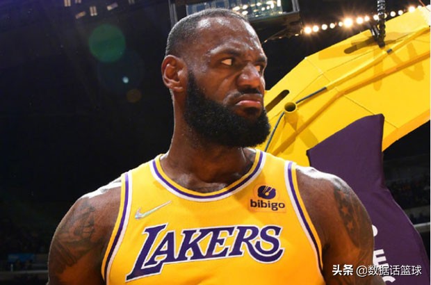 NBA直播湖人vs火箭第三节(湖人119-117火箭！谁注意赛后詹姆斯采访，短短4个字评价威少)