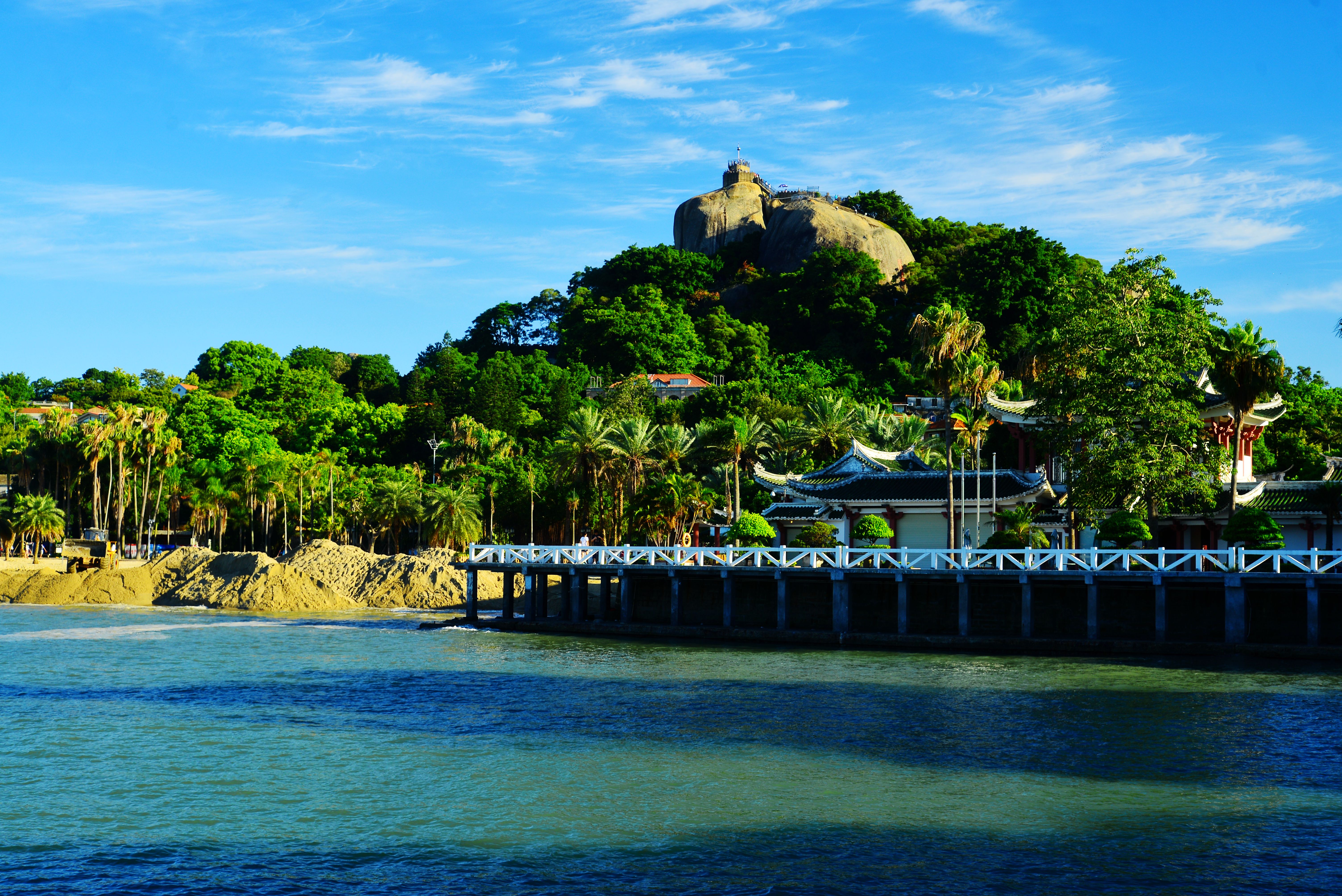 鼓浪屿是个宁静美丽的小岛,这里有着各种风格迥异,中西合壁的建筑