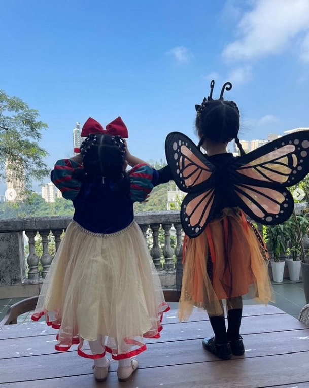 方媛晒一家四口过万圣节，郭富城点赞互动秀恩爱，俩女儿扮相可爱