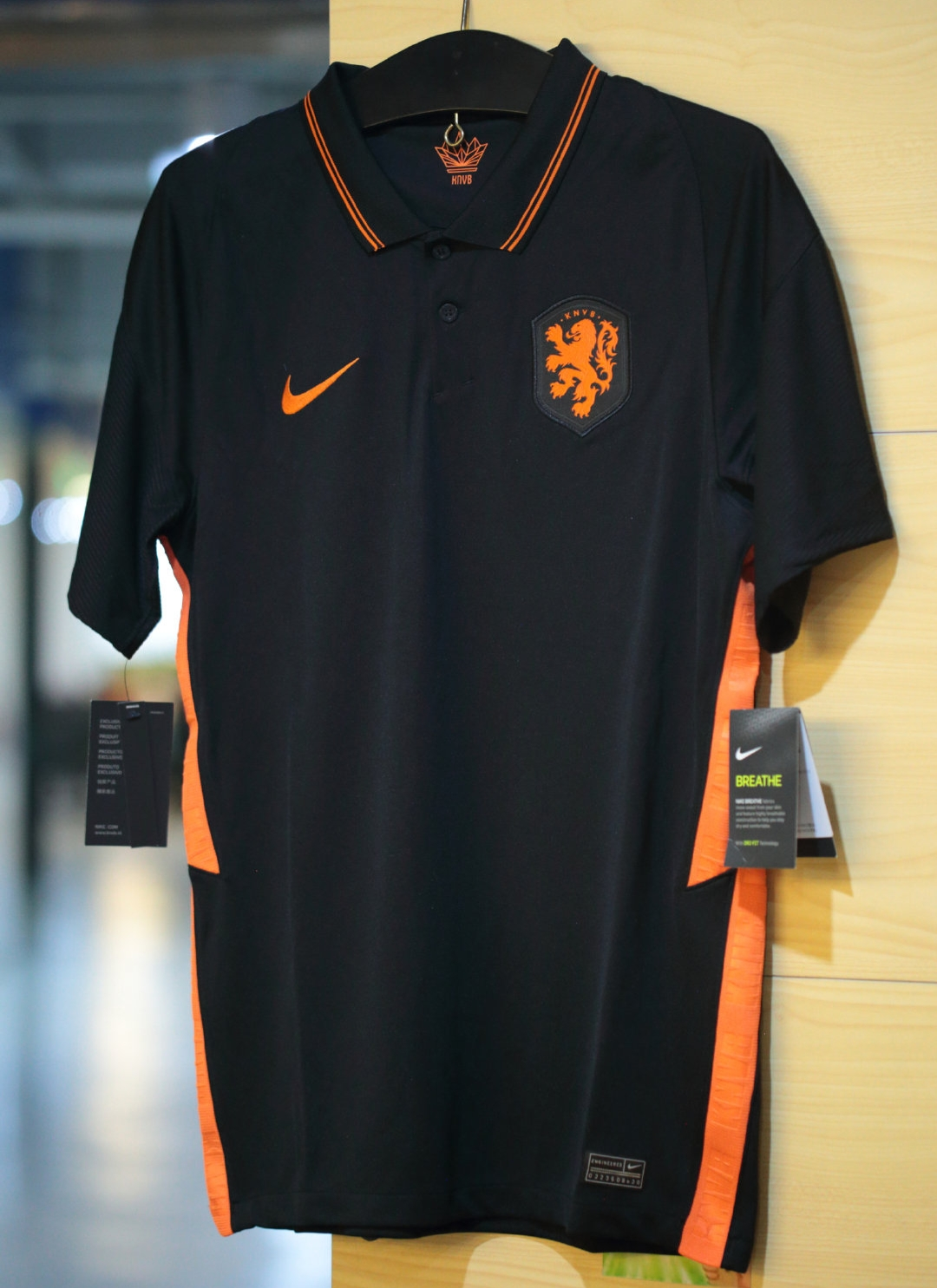 荷兰主场球衣还是以橙色为主,在此说明荷兰别名"橙衣军团",球衣整体
