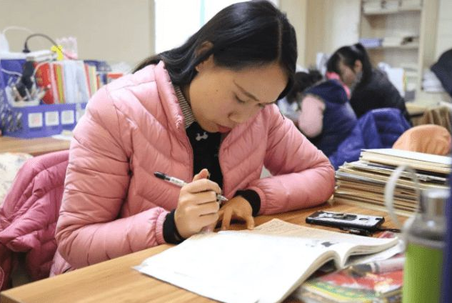 教师工资引争议，数名教师晒出工资条，网友：同是老师差距这么大