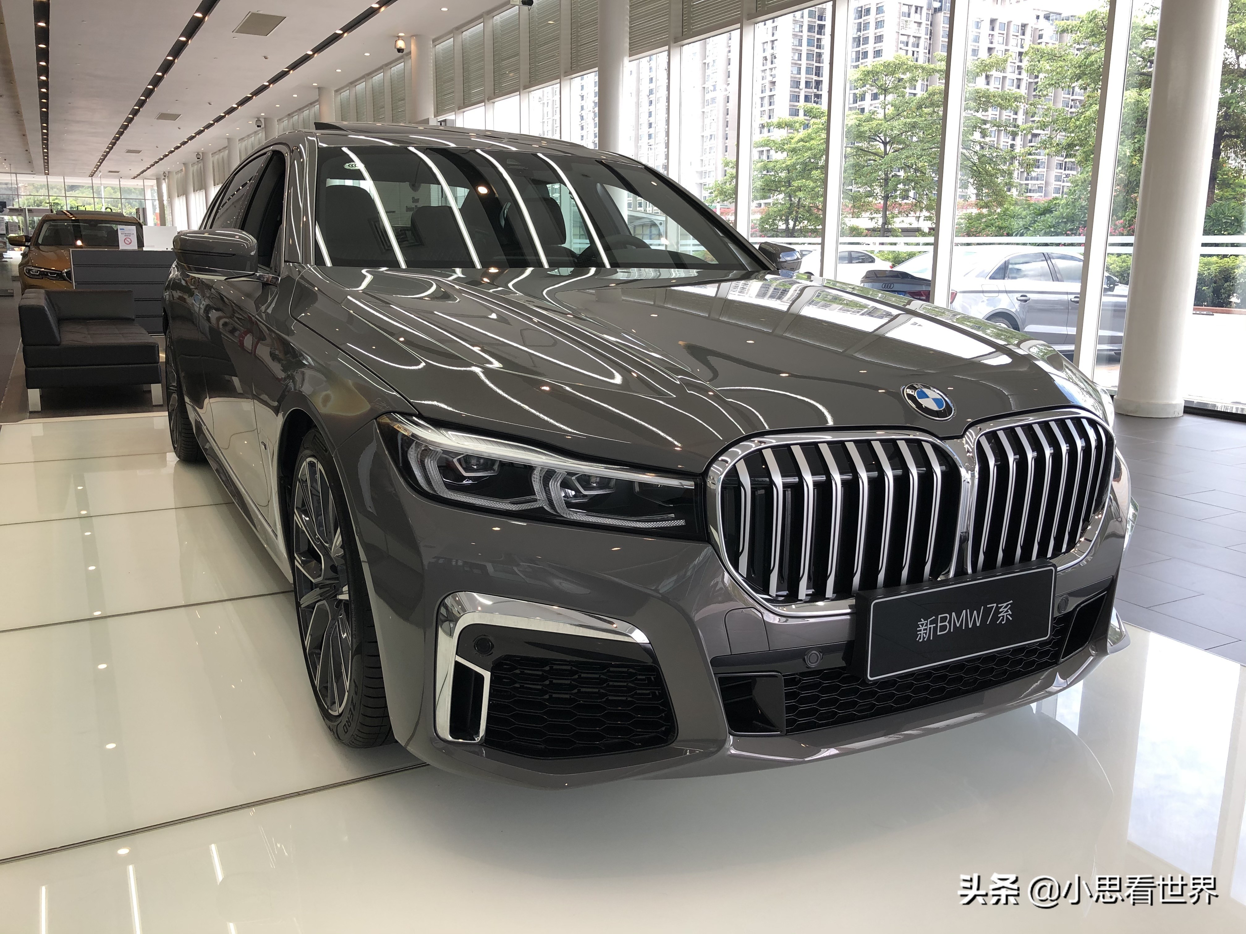 抢先看2020款宝马740li才卖88万 比奥迪a8强太多了