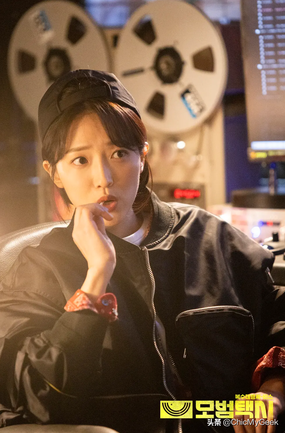 《模范计程车》的骇客安高恩一角原本是由april成员李娜恩出演,然而因