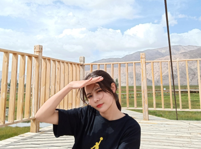 武汉学院新生开学，“迪丽热巴”前来报到，引老师和学生“围观”