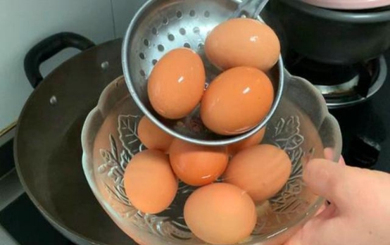 鸡蛋冷水下锅煮几分钟能熟【正确的煮鸡蛋方法】鸡蛋冷水下锅，才不会破壳1、冷水煮鸡蛋2、煮的时间不宜过久3、买新鲜鸡蛋4、过冷水怎么煮鸡蛋不破裂煮好的鸡蛋，隔夜还能吃吗？