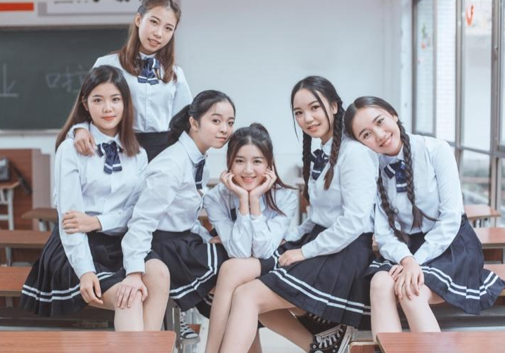 中学生对校服下手了，设计改版花样百出，家长看了忍不住想打人