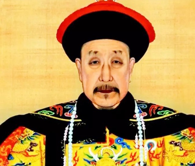 康熙初次与孙子乾隆见面时，惊讶到放下了手中的杯子，是真的吗？