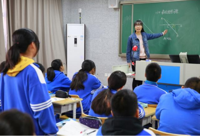 教师做微商遭家长举报，被查处后灵魂反问：那我们能做什么兼职？