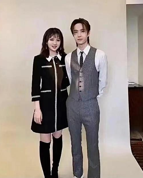 何超欣考上清华研究生，王文也晒恋爱高甜，映射出名媛们的小时代