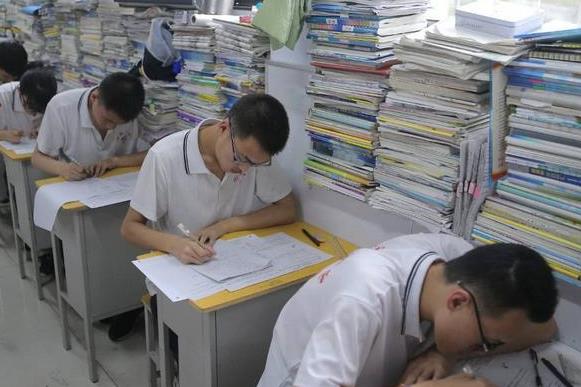 高考生估分420，家长埋怨：天天学到半夜，跟200分的学生抢大专