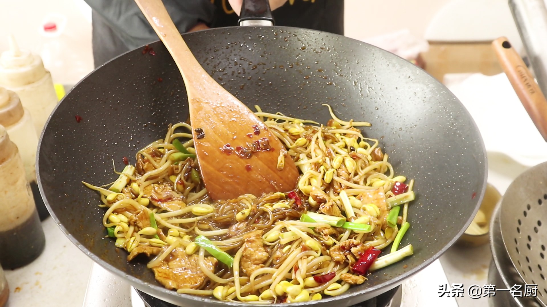 黃豆芽炒粉條,黃豆芽炒粉條的家常做法