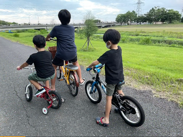 林志颖带老婆孩子给妈妈庆生，仨儿子骑自行车可爱，kimi长大了