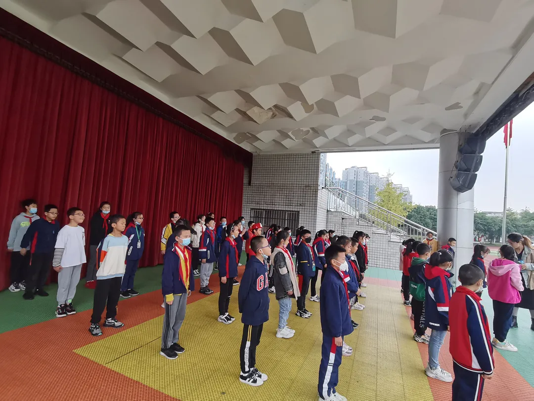 消防记心中,安全伴我行——川大西航港实小主题升旗仪式