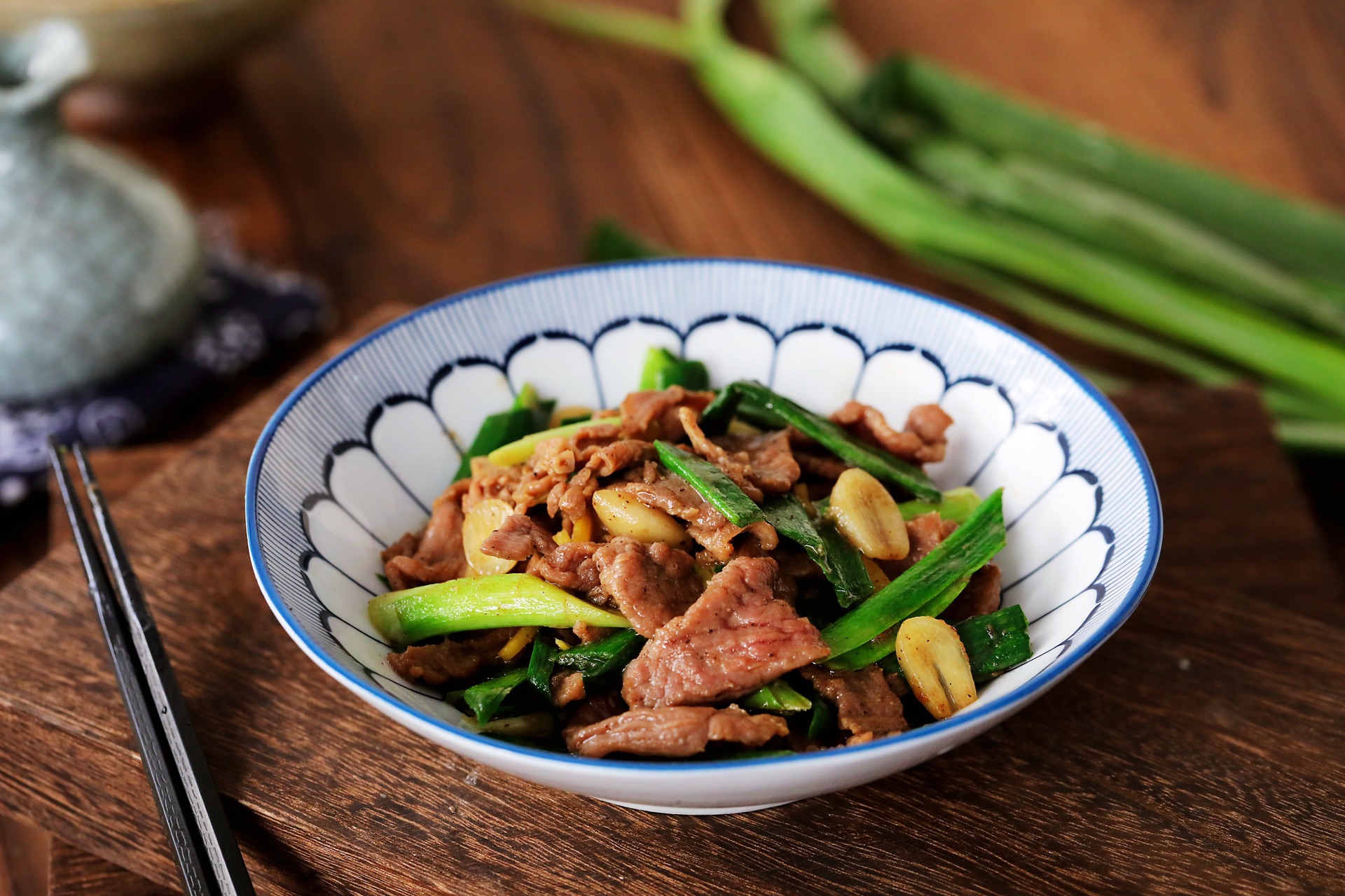 秋季滋补正当时,葱炒牛肉,腌料很重要,一招锁住汁水